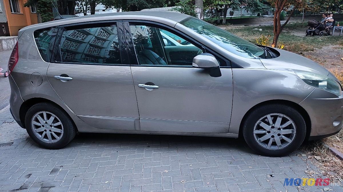 2010' Renault Scenic photo #3