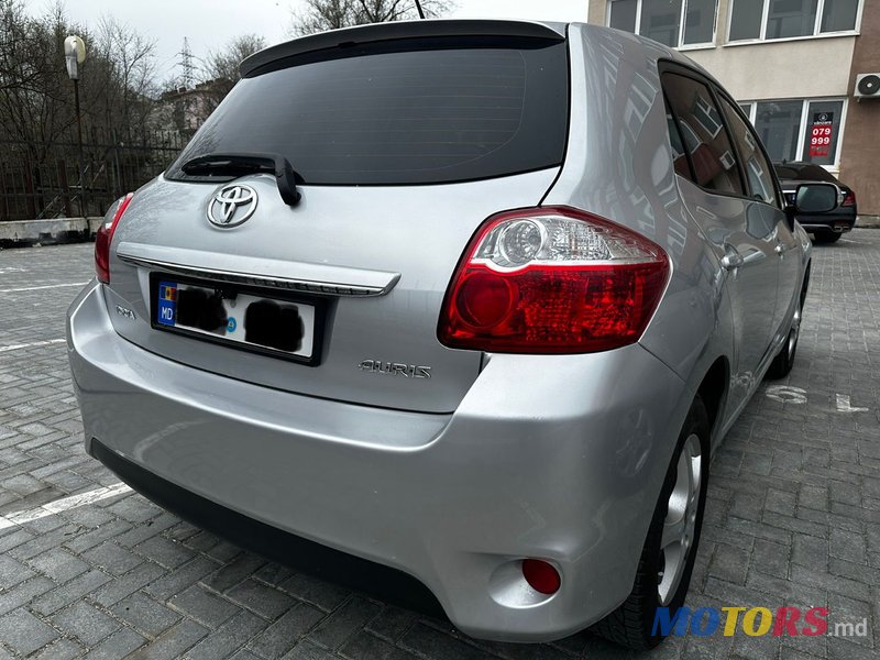 2012' Toyota Auris photo #2