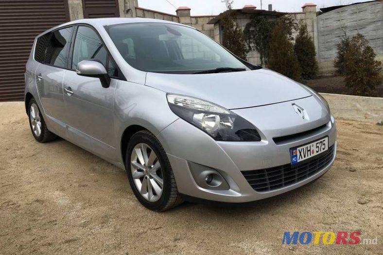 2010' Renault Grand Scenic photo #1