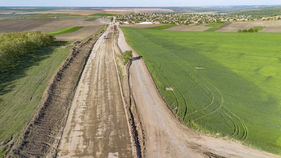 Traseul R26, unul din cele mai importante din sudul Moldovei, e în plin proces de reconstrucţie, cu decopertări şi lărgiri