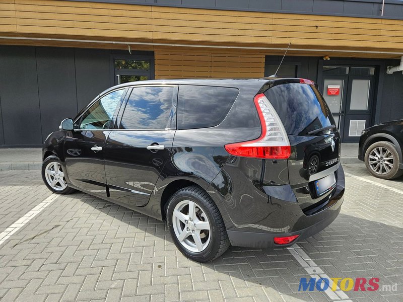 2010' Renault Grand Scenic photo #2