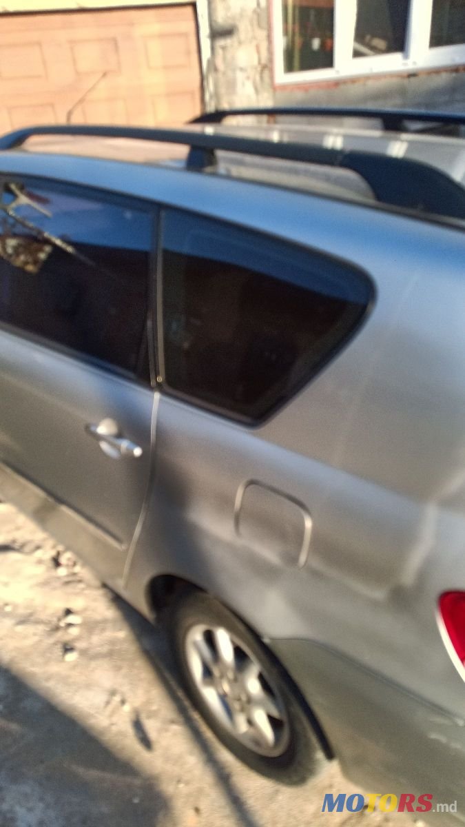 2002' Toyota Avensis Verso photo #5