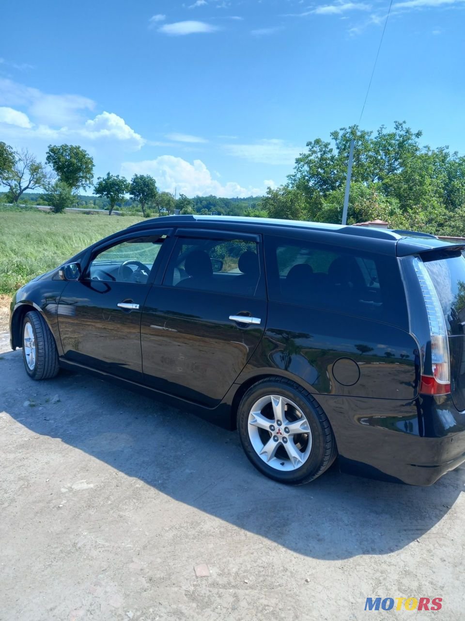 2009' Mitsubishi Grandis photo #2