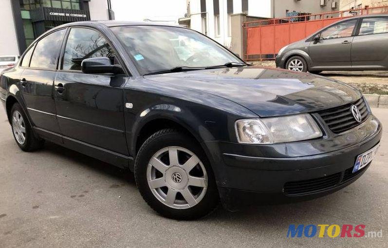 2001' Volkswagen Passat photo #1