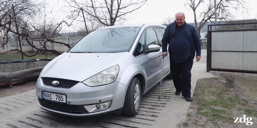 Datorie de 240.000 de lei pentru o mașină de 2500 de euro! Coșmarul unui tată cu dizabilități din Moldova