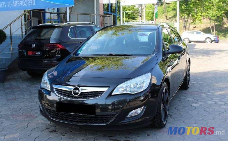 2012' Opel Astra photo #1