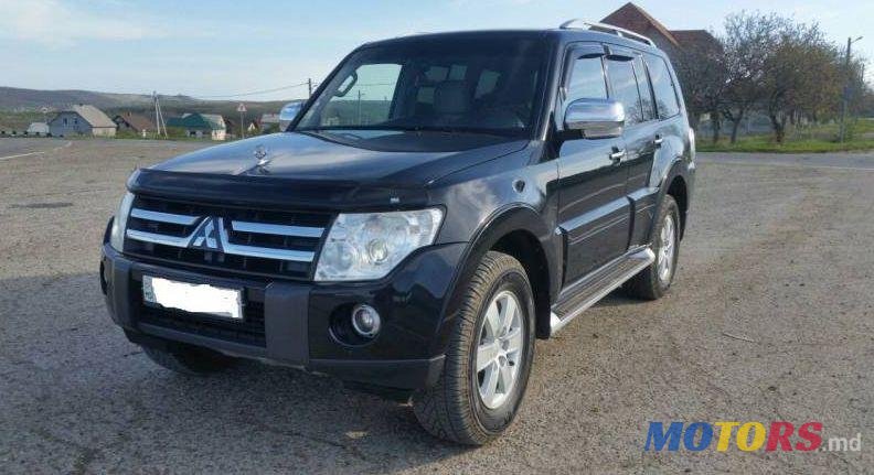 2009' Mitsubishi Pajero photo #1