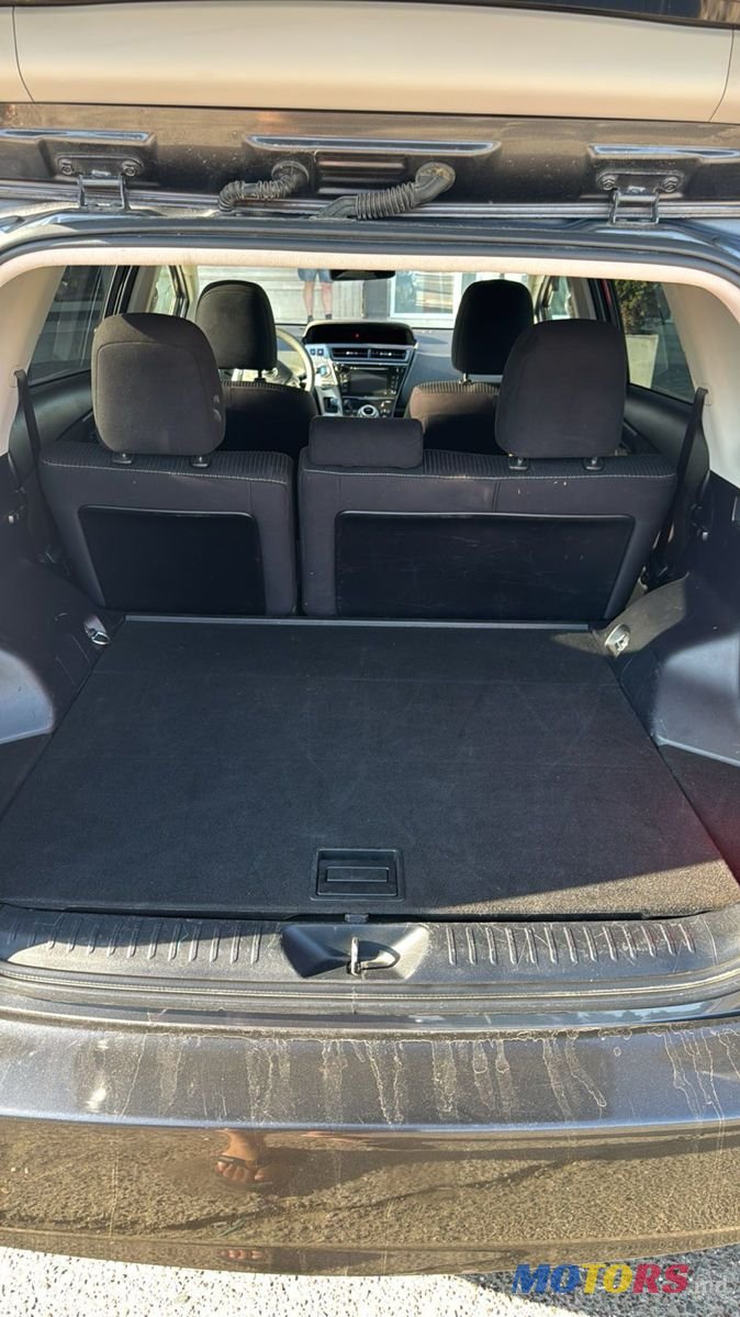 2015' Toyota Prius v photo #3