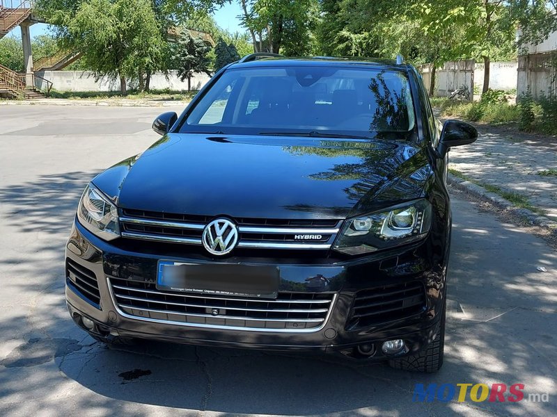 2011' Volkswagen Touareg photo #2