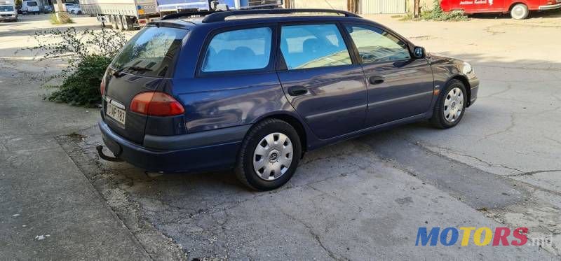 2001' Toyota Avensis photo #1