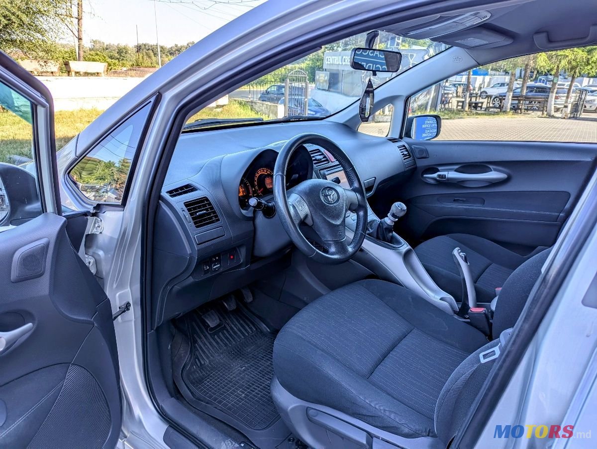 2009' Toyota Auris photo #6