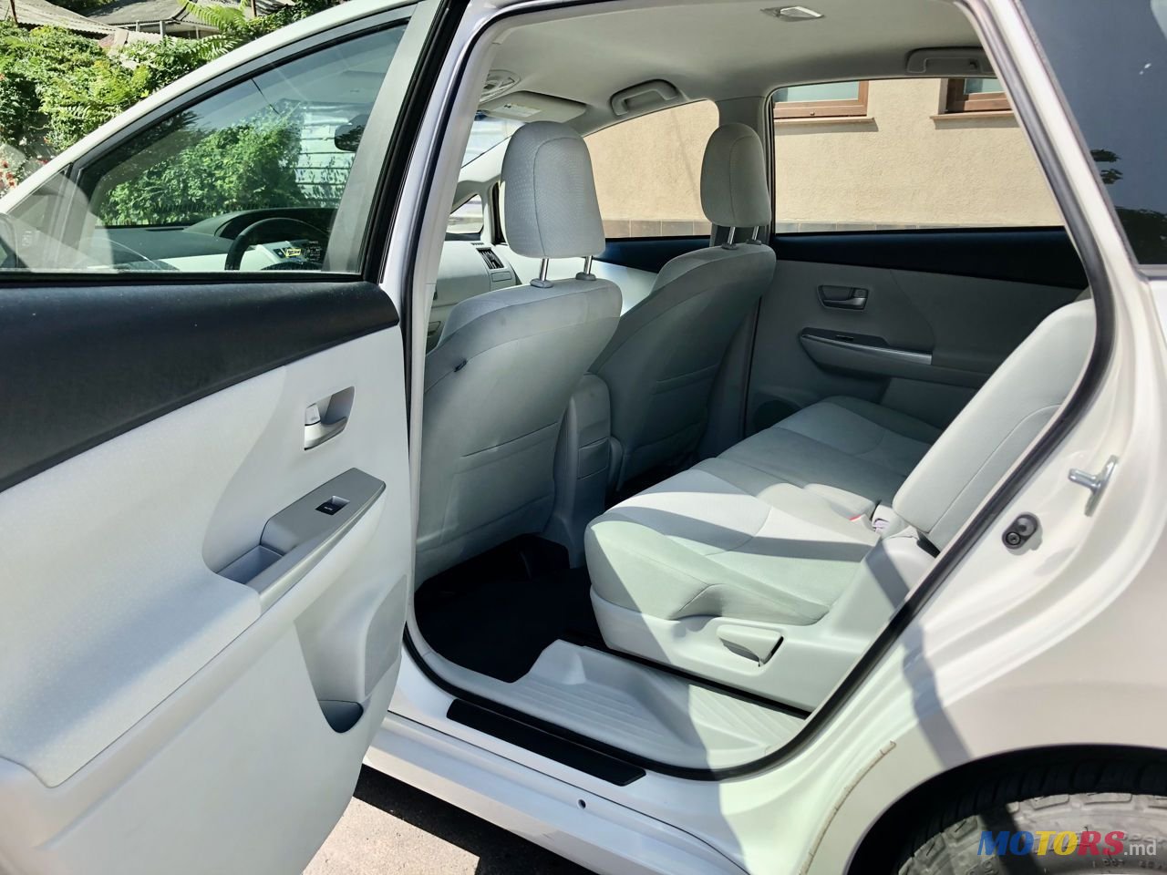 2013' Toyota Prius v photo #6