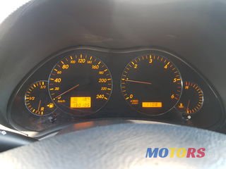 2004' Toyota Avensis photo #5