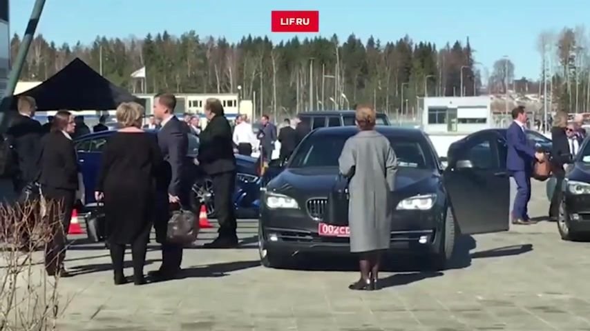 Немецкий посол прибыл на открытие завода Mercedes на автомобиле BMW