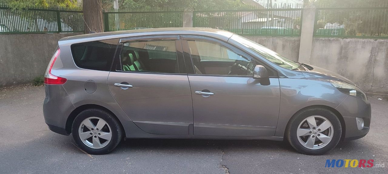 2010' Renault Grand Scenic photo #4