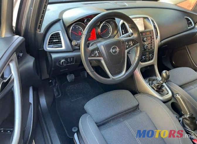 2011' Opel Astra photo #6