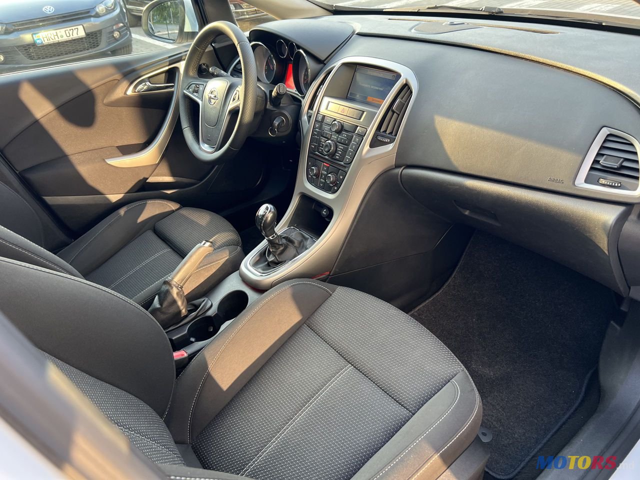 2012' Opel Astra photo #6