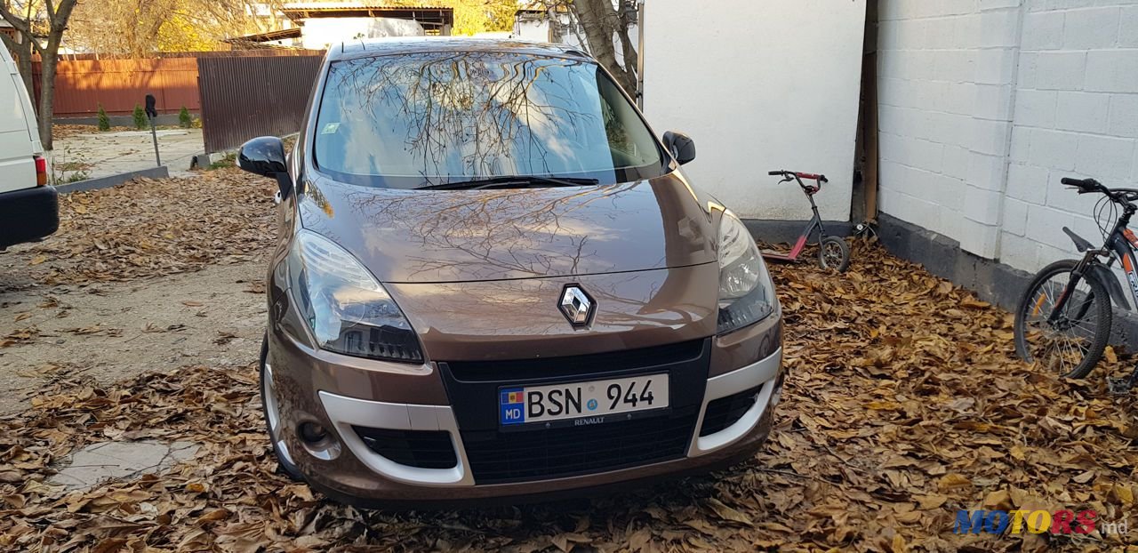2011' Renault Scenic photo #1