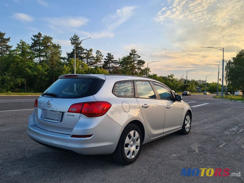 2012' Opel Astra photo #5