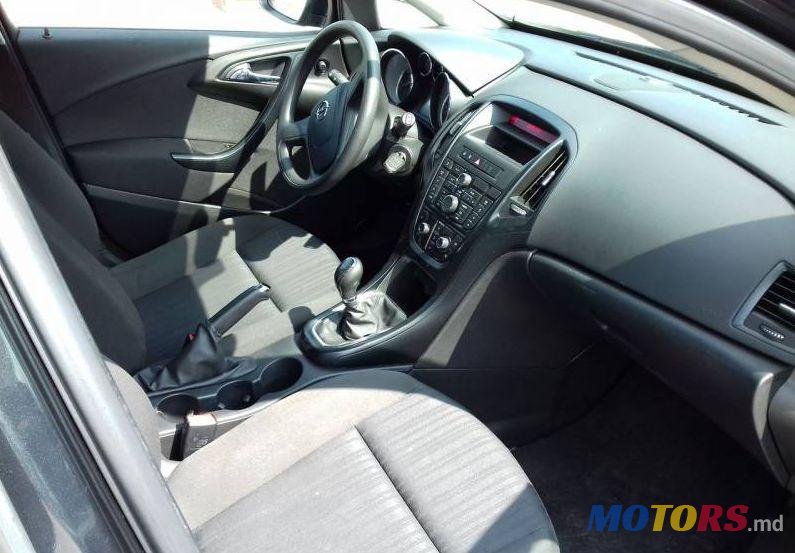 2013' Opel Astra photo #1