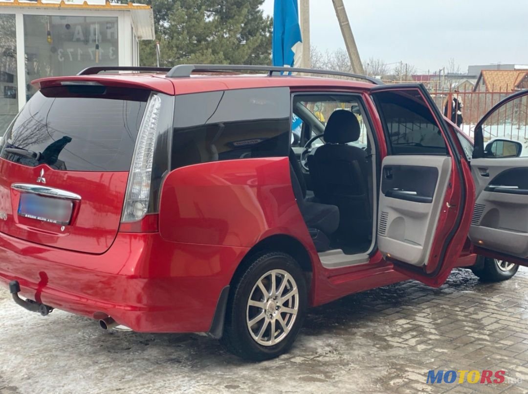 2007' Mitsubishi Grandis photo #6