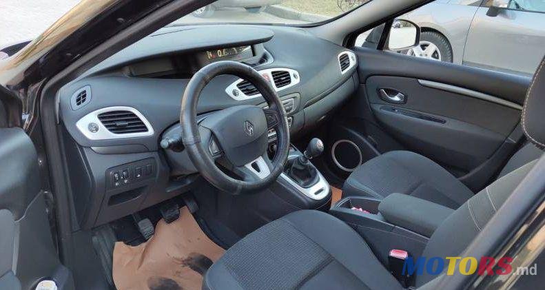 2010' Renault Grand Scenic photo #2