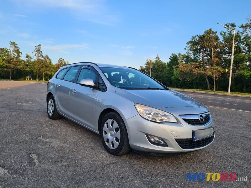 2012' Opel Astra photo #2