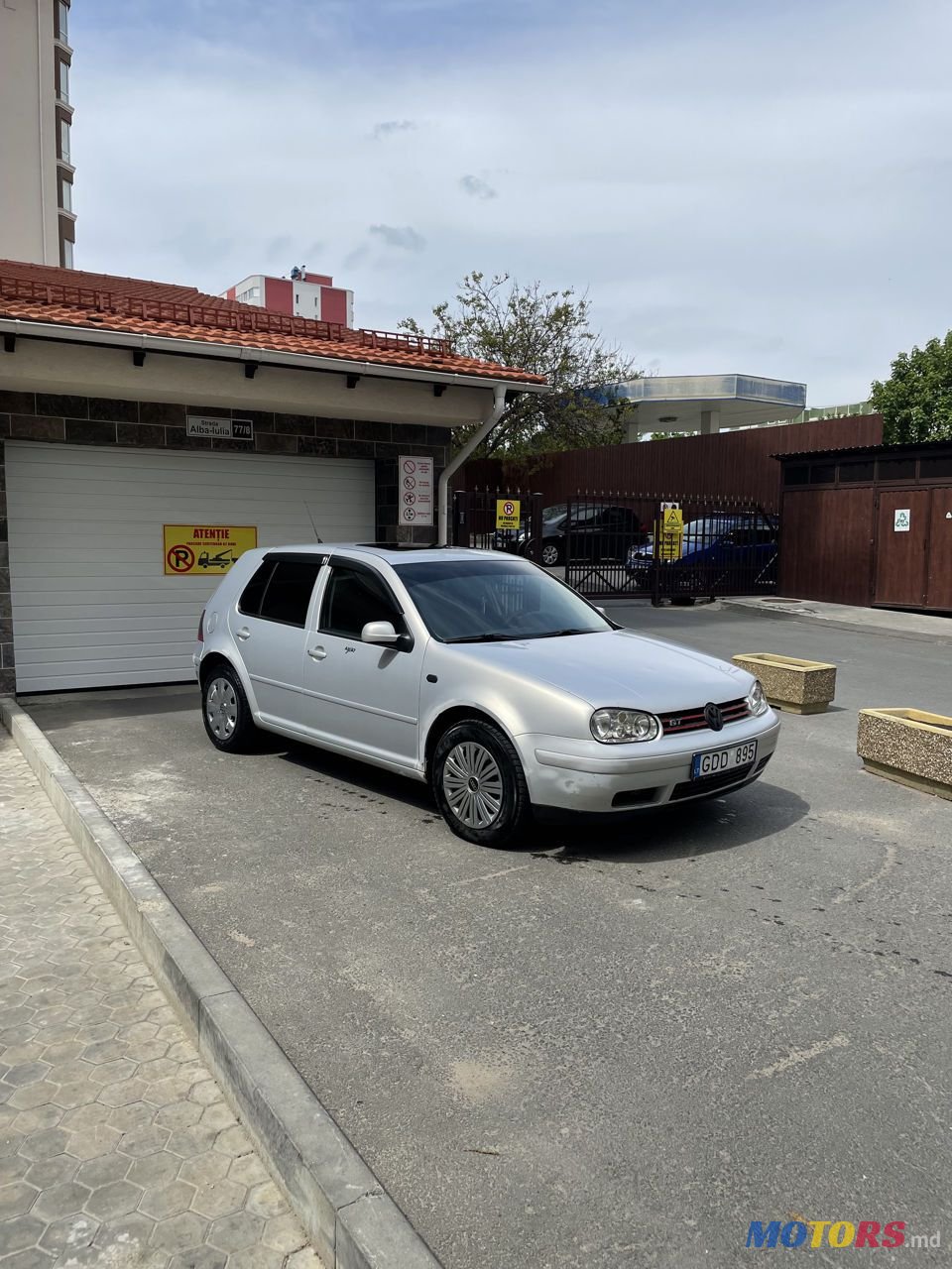 2001' Volkswagen Golf photo #4