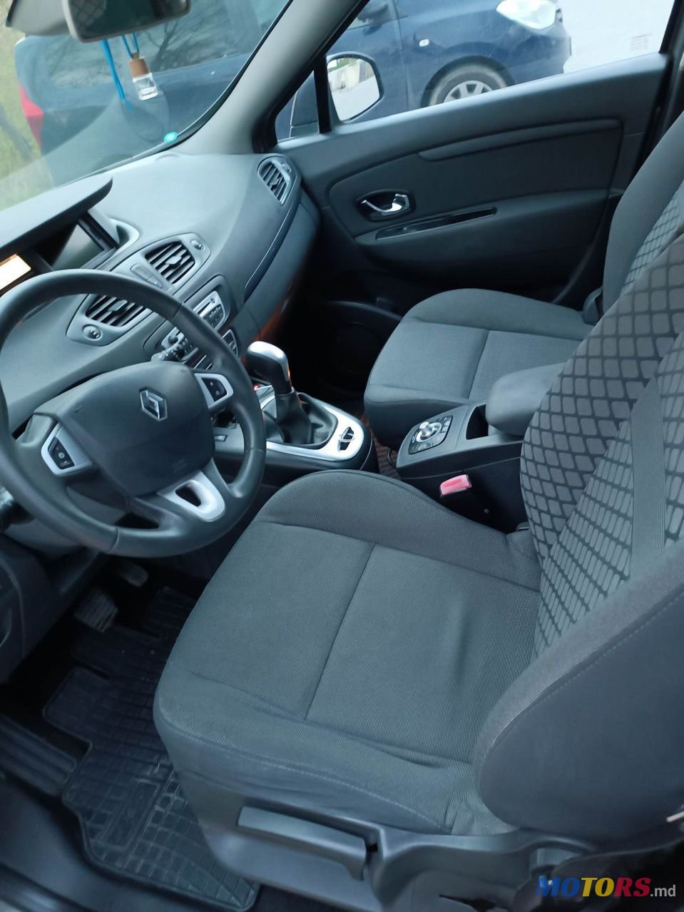 2011' Renault Scenic photo #4