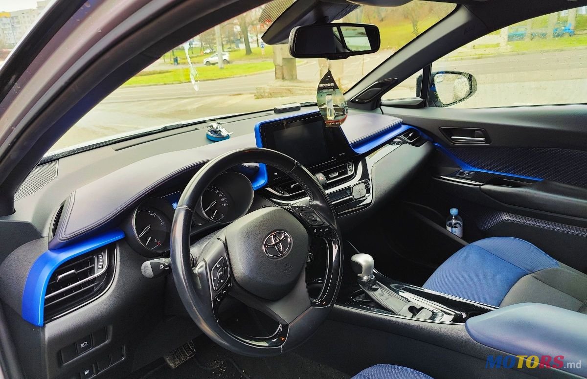 2017' Toyota C-HR photo #2