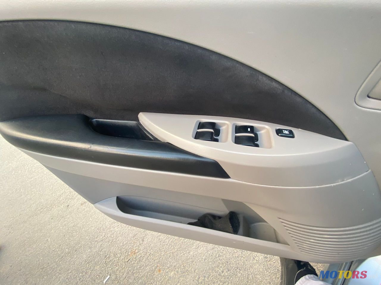 2006' Mitsubishi Grandis photo #6