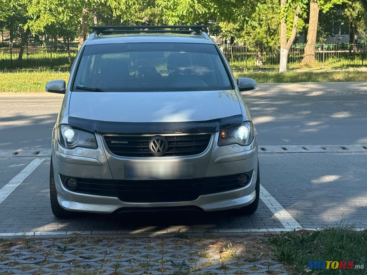 2010' Volkswagen Touran photo #1