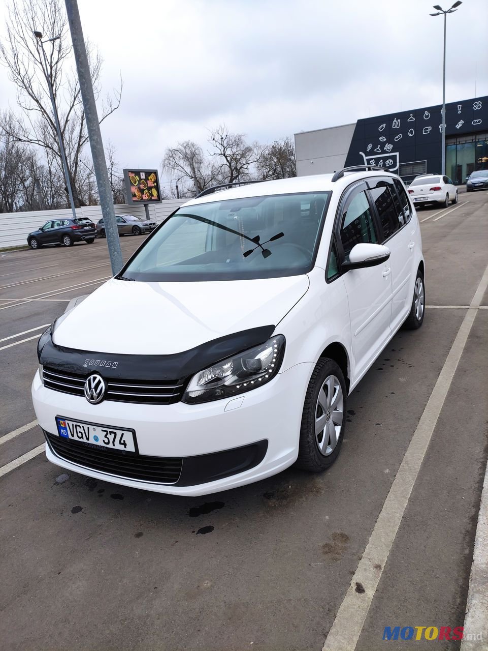 2011' Volkswagen Touran photo #3