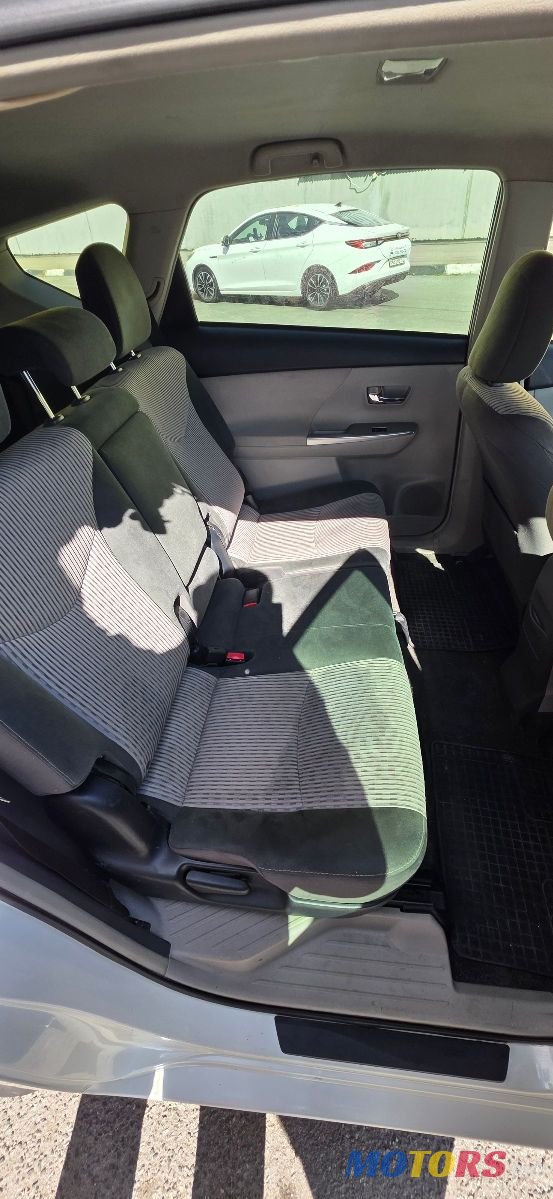 2015' Toyota Prius v photo #6