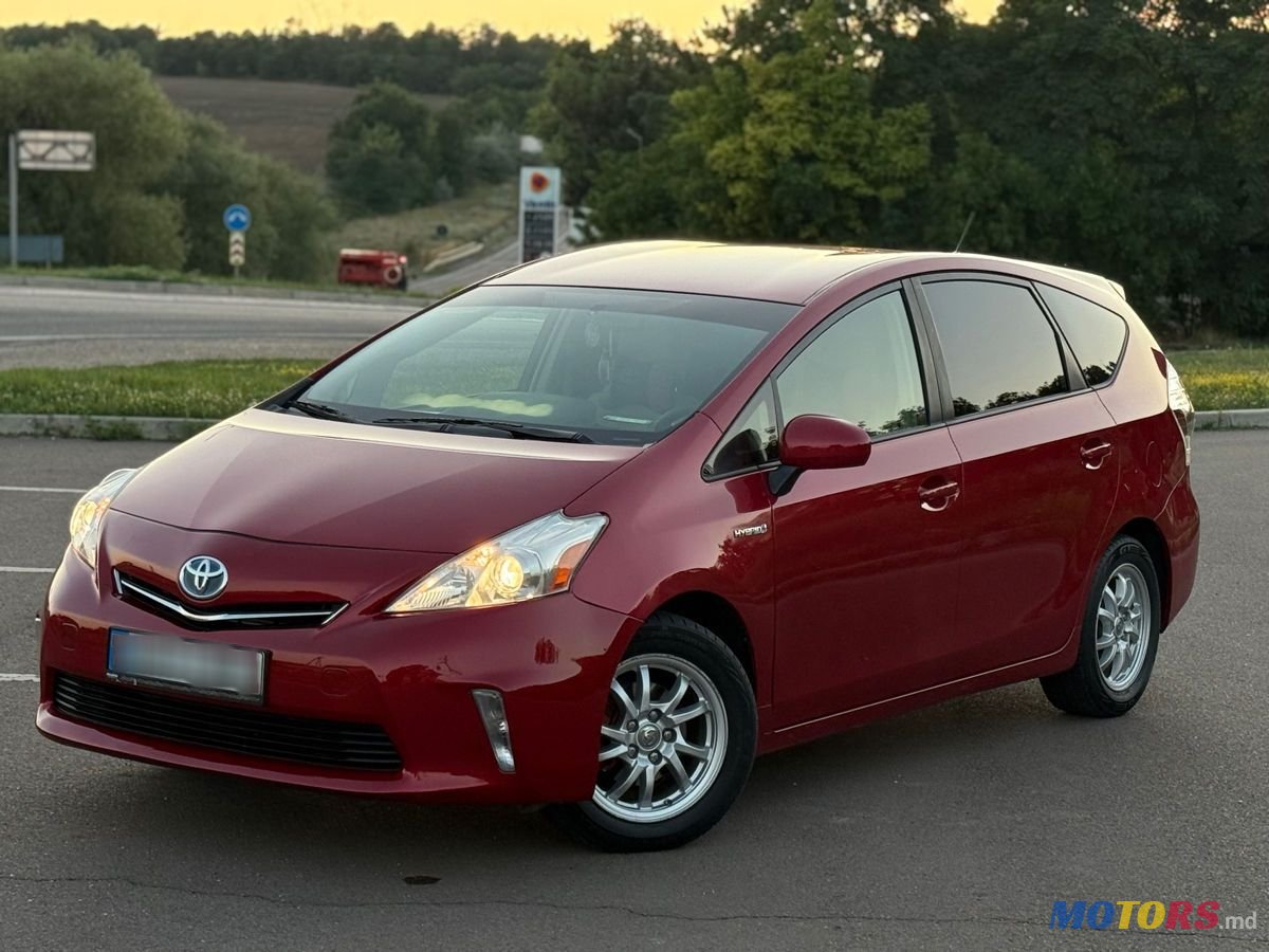 2013' Toyota Prius v photo #2