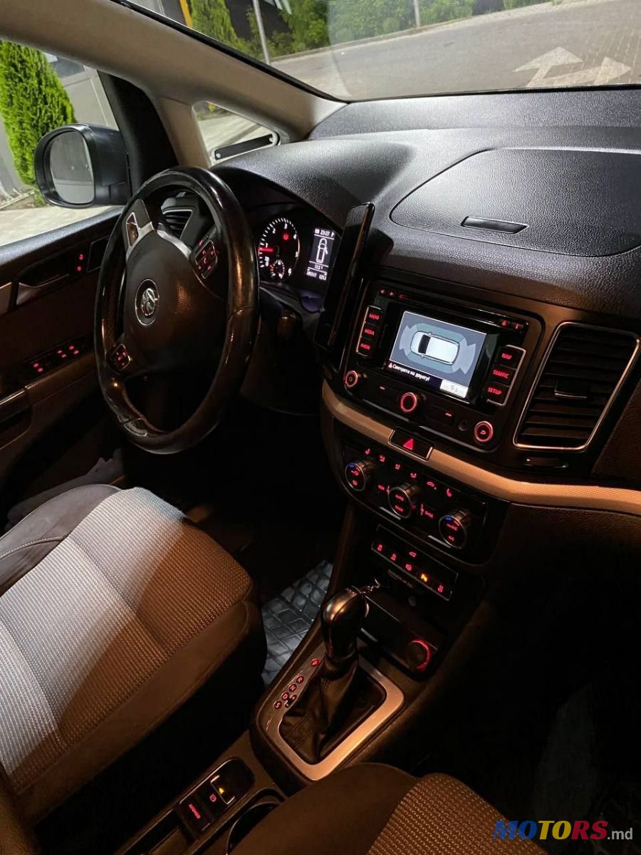 2013' Volkswagen Sharan photo #2