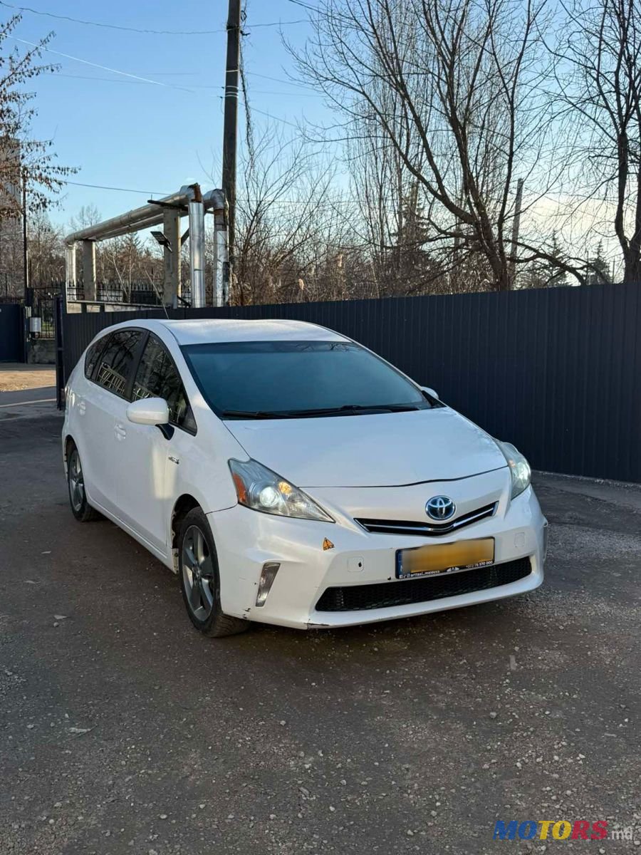 2013' Toyota Prius v photo #1