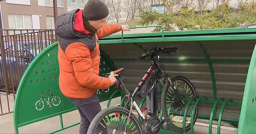 Жители столицы недовольны велопарковками: Ими нельзя пользоваться