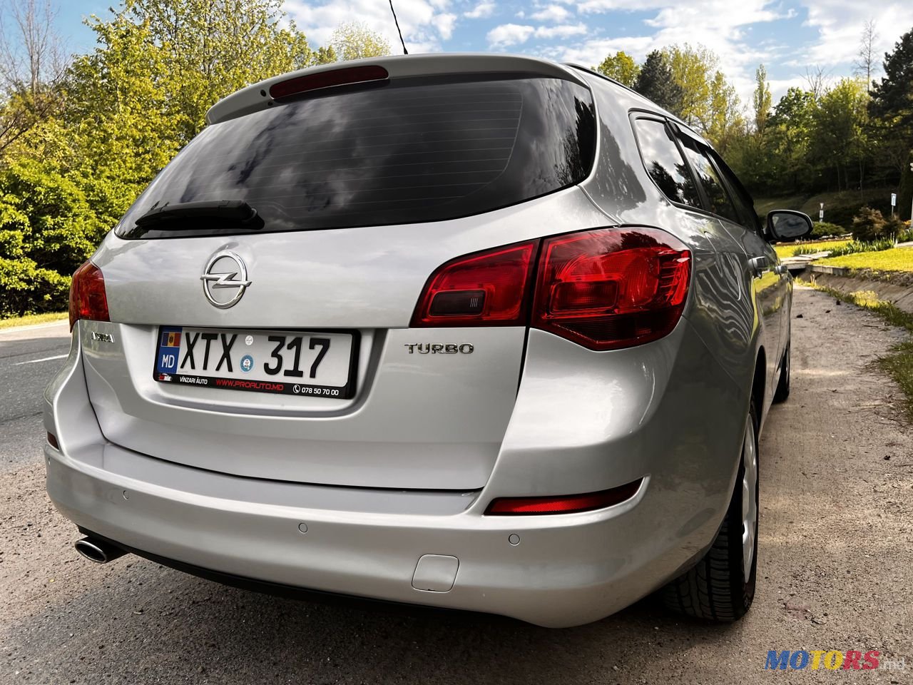 2011' Opel Astra photo #4