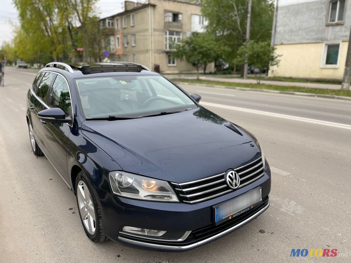 2011' Volkswagen Passat photo #5