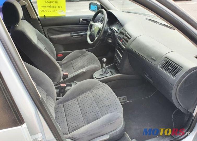 2001' Volkswagen Golf photo #4