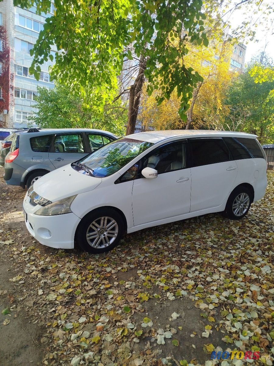 2008' Mitsubishi Grandis photo #1