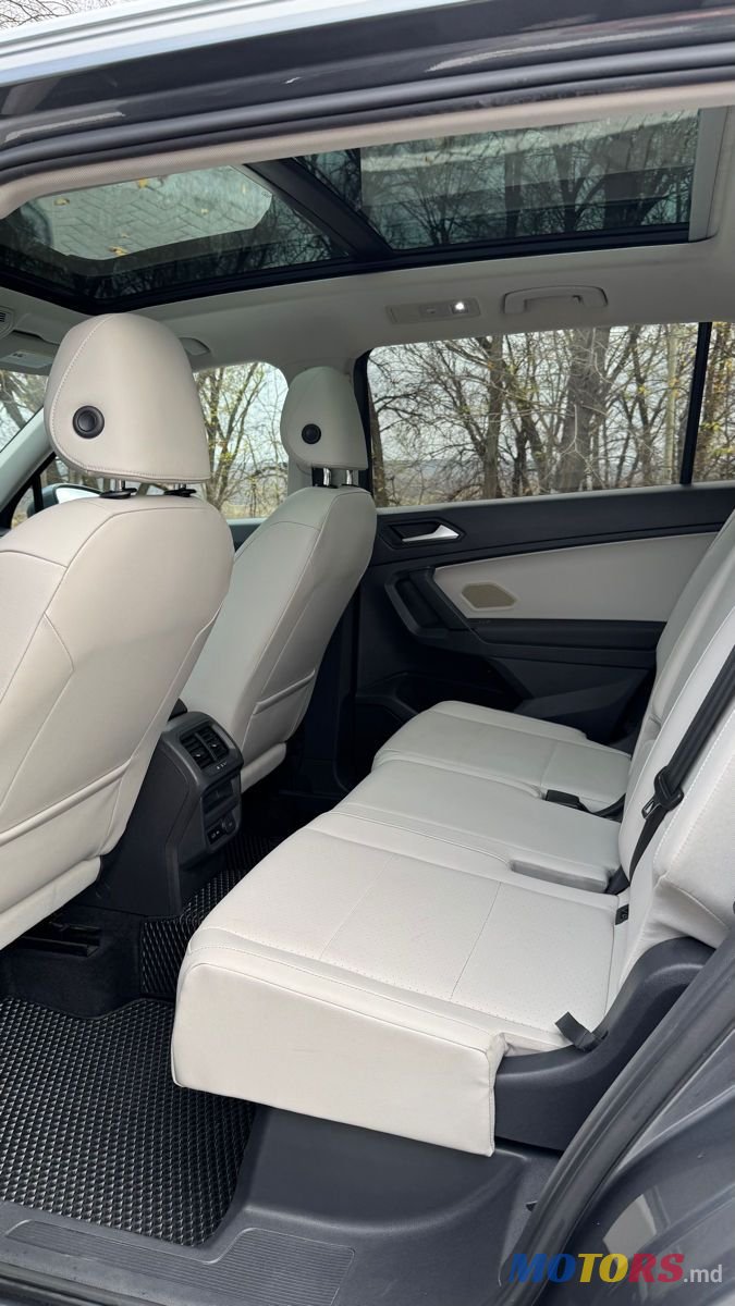 2019' Volkswagen Tiguan photo #6