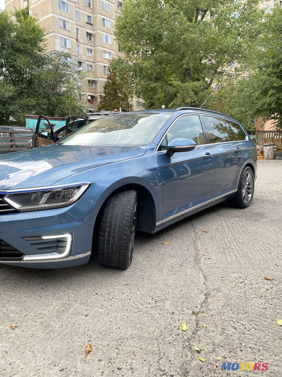 2015' Volkswagen Passat photo #2