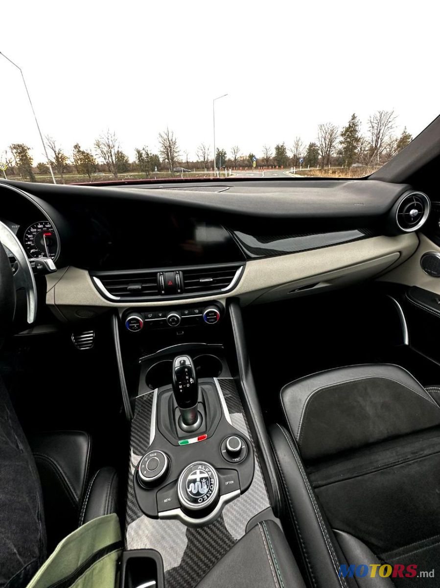 2018' Alfa Romeo Giulia photo #6