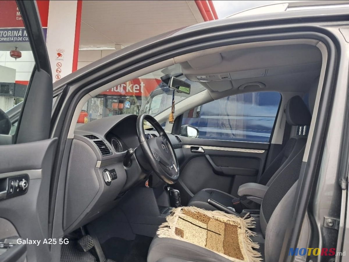 2011' Volkswagen Touran photo #6