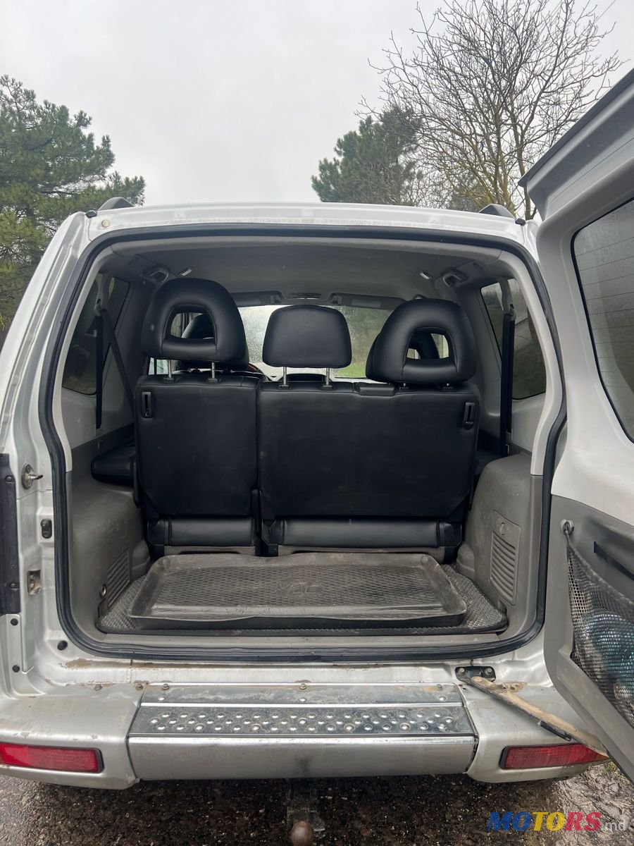 2001' Mitsubishi Pajero photo #4