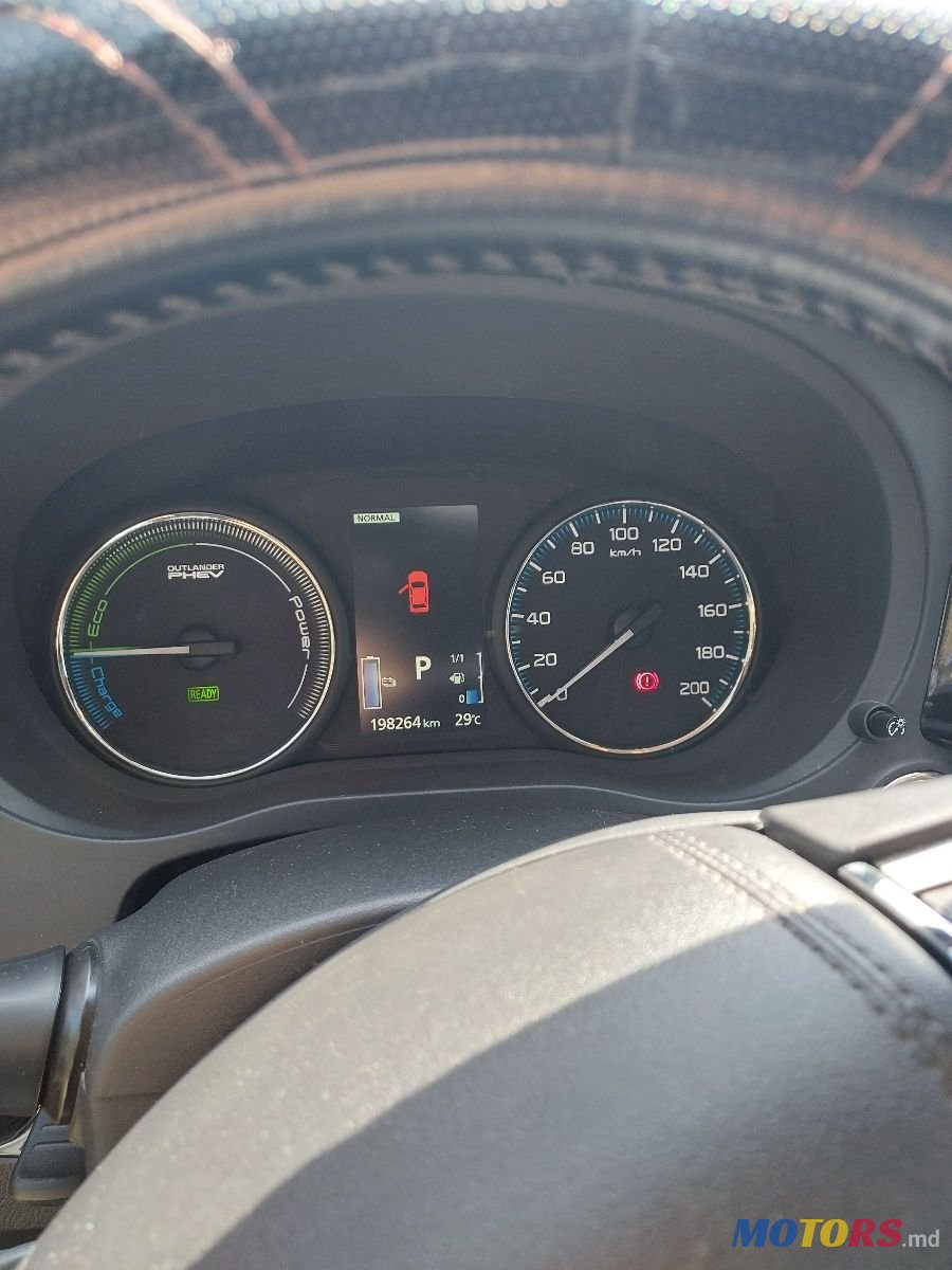 2016' Mitsubishi Outlander photo #3