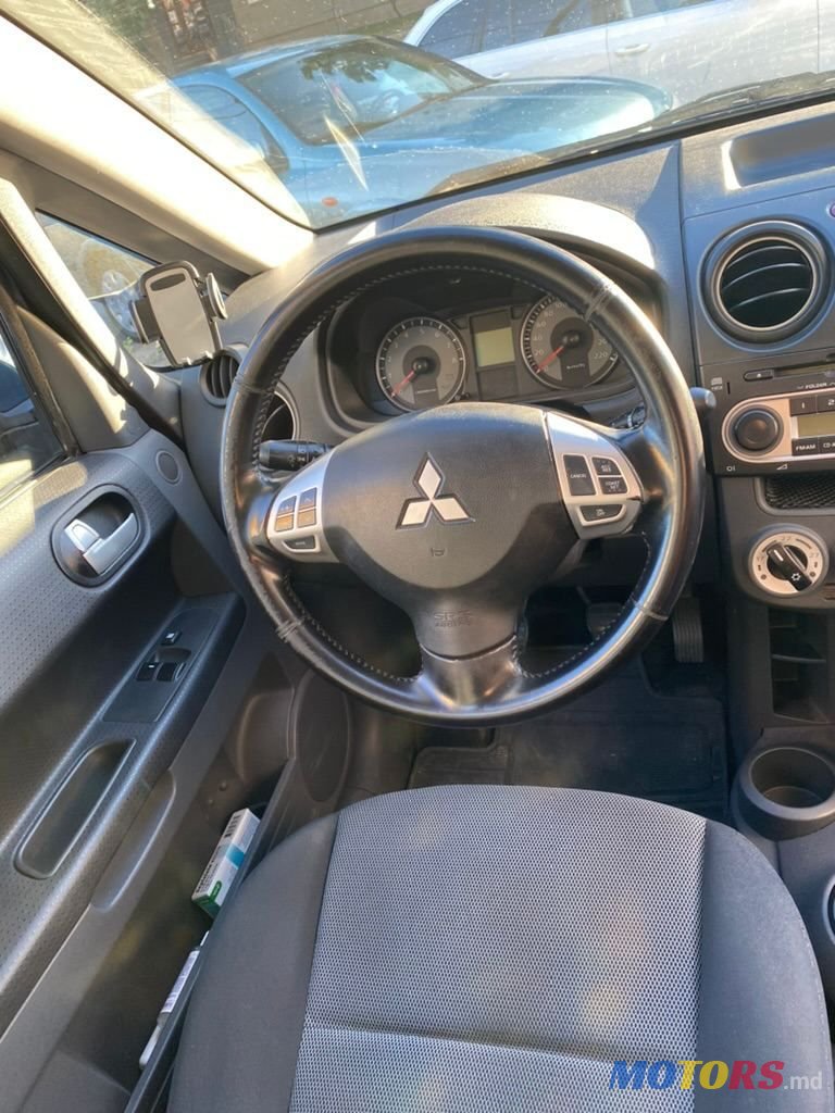 2009' Mitsubishi Colt photo #3