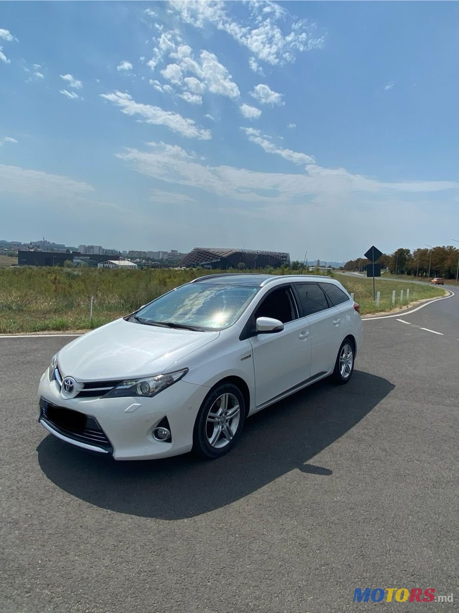 2013' Toyota Auris photo #2